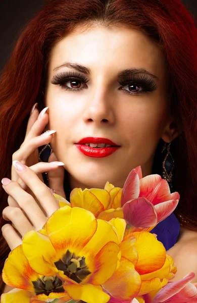 Skönhet kvinna med våren blombukett — Stockfoto