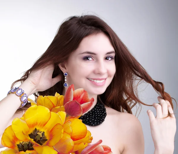 Mujer de belleza con ramo de flores de primavera —  Fotos de Stock