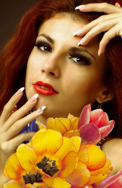 Mulher de beleza com buquê de flor de primavera — Fotografia de Stock