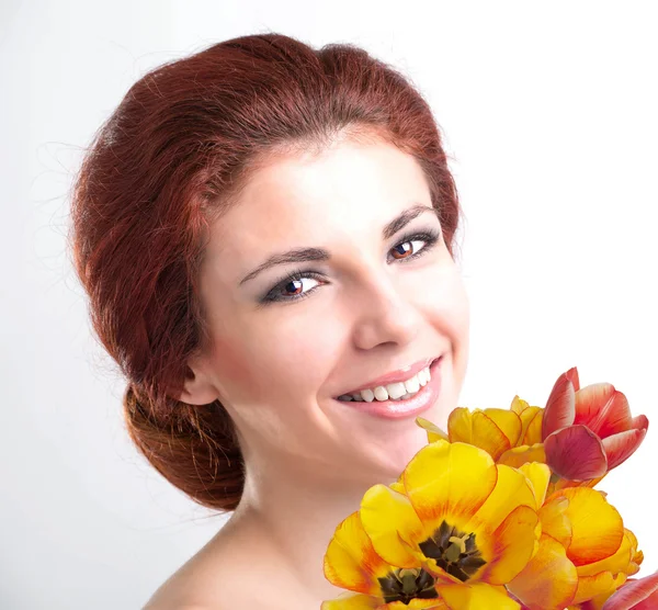 Bellezza Donna con bouquet di fiori di primavera — Foto Stock