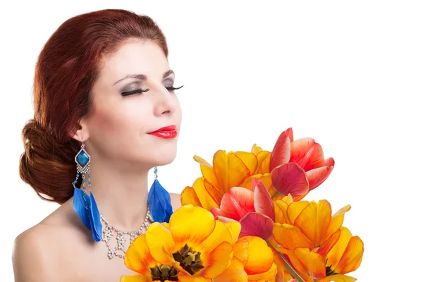 Beauté Jeune fille avec bouquet de fleurs de printemps.Concept de vacances — Photo