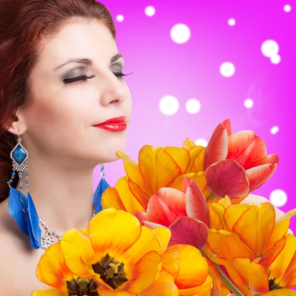 Bellezza Giovane ragazza con mazzo di fiori primaverili.Vacanza — Foto Stock