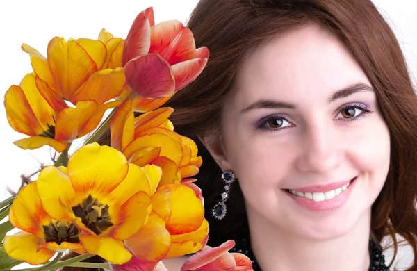 Schönheit Frau mit Frühlingsblumenstrauß — Stockfoto