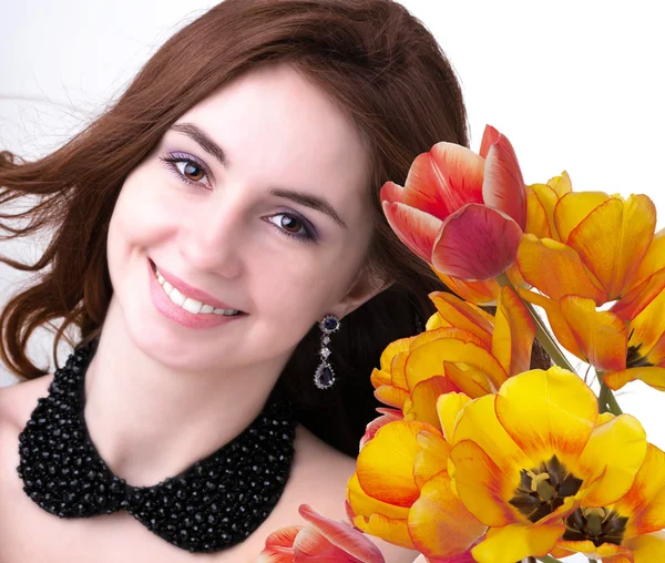 Beauté Femme avec bouquet de fleurs de printemps — Photo