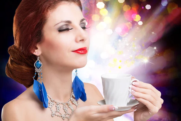 Caffè. Bella donna che beve tè o caffè nel caffè — Foto Stock