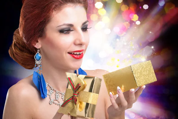 Красивая женщина с золотой коробкой подарков. Портрет девушки-модницы — стоковое фото