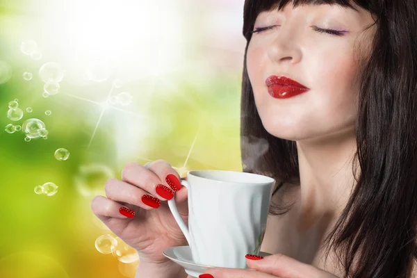 Beauty Girl con tazza di caffè o tè. Ragazza felice con bevanda calda — Foto Stock