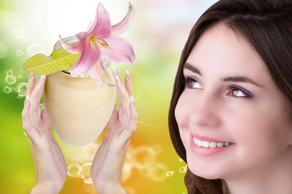 Crema para la cara del cuidado de la piel Woman.Salon Spa — Foto de Stock