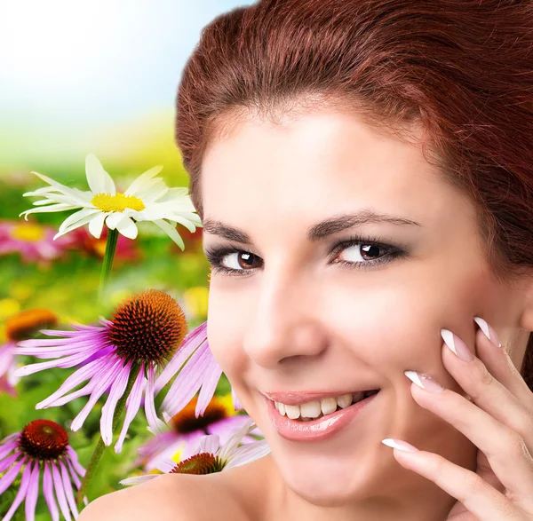 Bellezza Giovane ragazza su sfondo verde natura con fiori prato. Primavera . — Foto Stock