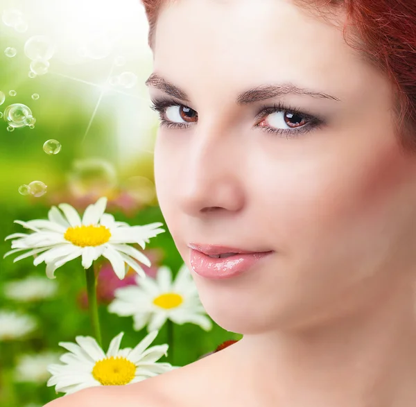 Belleza Mujer joven sobre la naturaleza fondo verde. Primavera . — Foto de Stock