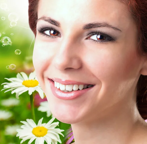 Beleza Jovem sobre a natureza fundo verde.Skincare Face — Fotografia de Stock