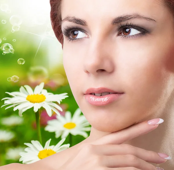 Schönheit junge Mädchen über die Natur grüne background.Skincare Gesicht — Stockfoto
