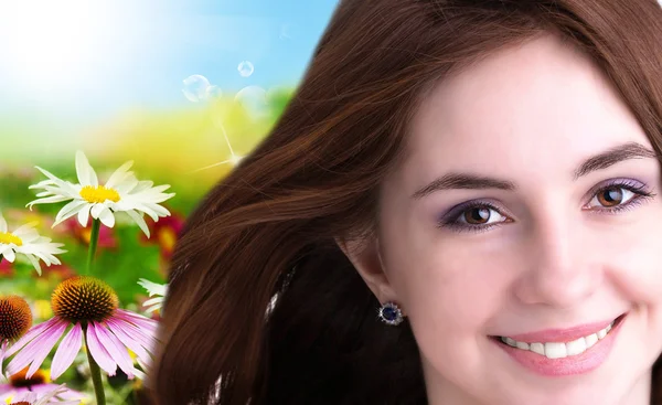 Skincare Face.Beauty Молодая женщина на зеленом фоне природы — стоковое фото
