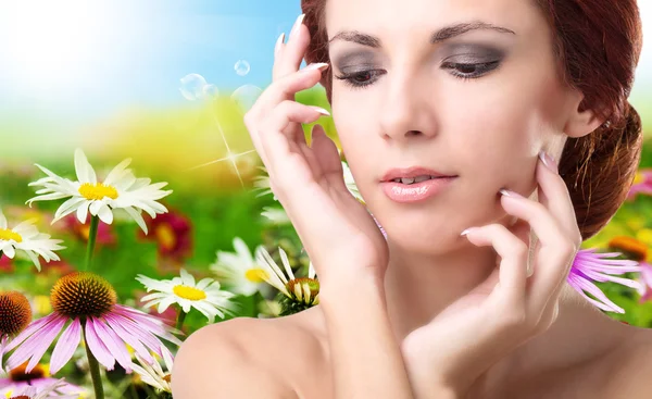 Skincare Face.Beauty Jovem Mulher sobre a natureza fundo verde Fotografias De Stock Royalty-Free