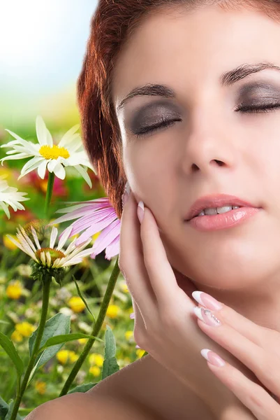 Cara del cuidado de la piel.Belleza Mujer joven sobre la naturaleza fondo verde — Foto de Stock