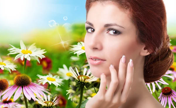 Cara del cuidado de la piel.Belleza Mujer joven sobre la naturaleza fondo verde — Foto de Stock