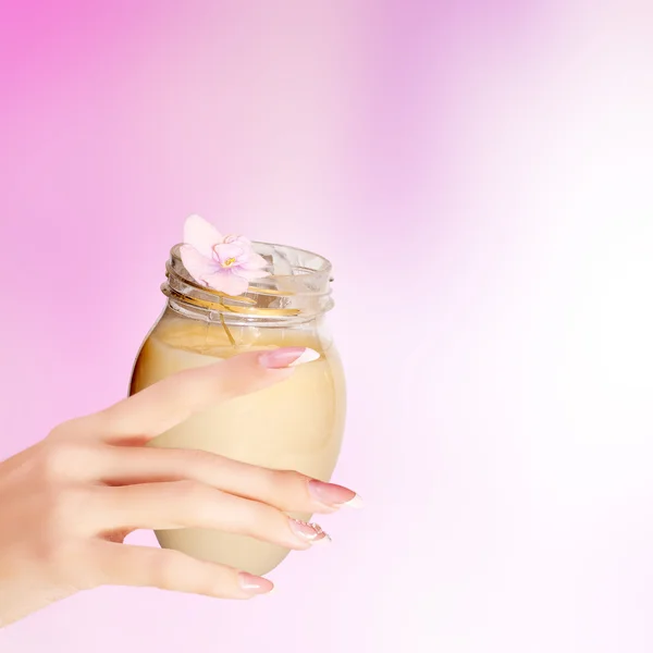 Natuurlijke bloemen balsem voor vrouwelijke hands.spa — Stockfoto