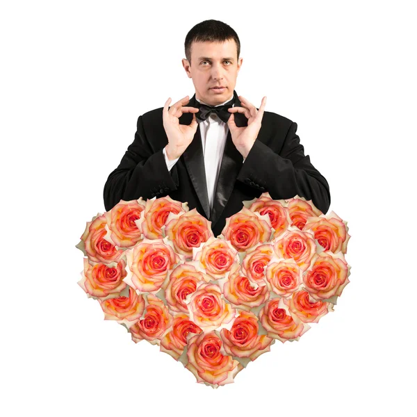 Άνθρωπος στο κλασσικό μαύρο σμόκιν με καρδιά λουλούδι roses.love concept.beautiful αφηρημένη μπουκέτο roses.wedding — 图库照片