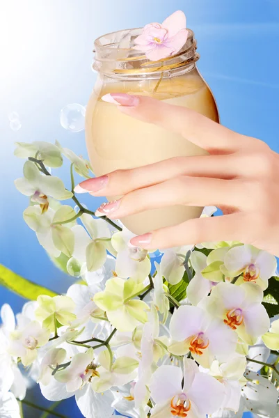 Přírodní květina krém pro ženu ruce — Stock fotografie