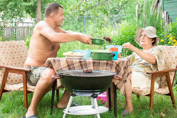 Šťastná rodina jíst grilování v letních garden.lifestyle — Stock fotografie