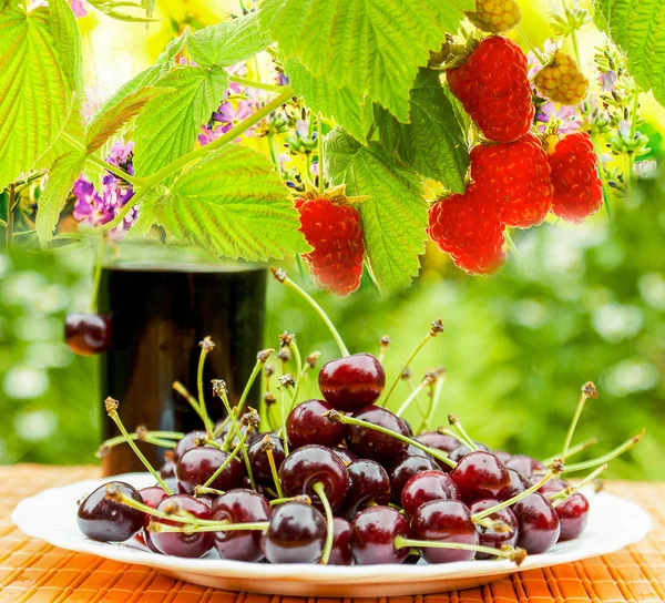 Berenjenas de frutas de verano.Cereza fresca y frambuesas de jardín — Foto de Stock