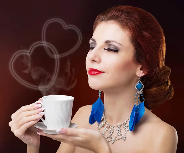Krásná dáma pije kávu — Stock fotografie