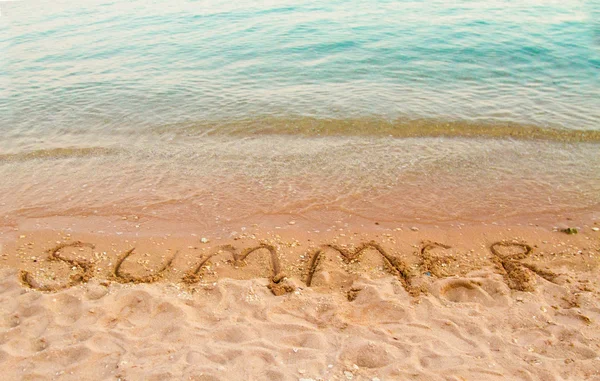 Aufschrift "Sommer" auf Sand — Stockfoto