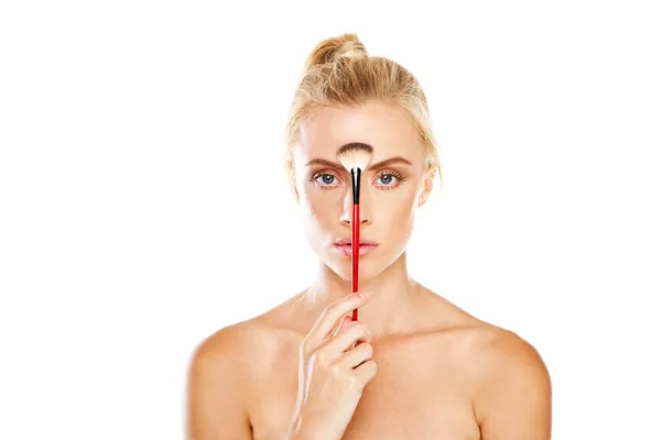 Mujer con cepillo de maquillaje — Foto de Stock