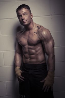 yakışıklı dalgın vücut geliştirmeci