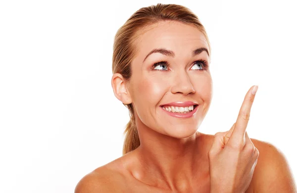 Mujer feliz apuntando hacia arriba — Foto de Stock