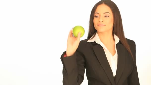 Деловая женщина держит свежее яблоко — стоковое видео
