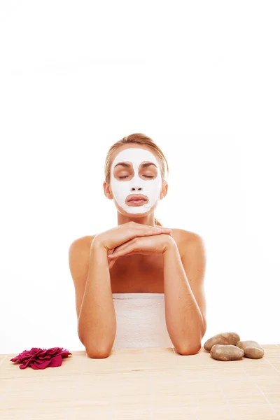 Vrouw mediteren in een gezichtsmasker — Stockfoto