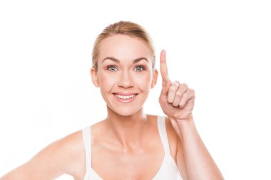 gülümseyen kadın parmağıyla işaret