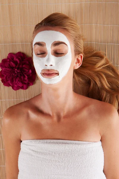 Mulher com máscara facial em um spa — Fotografia de Stock