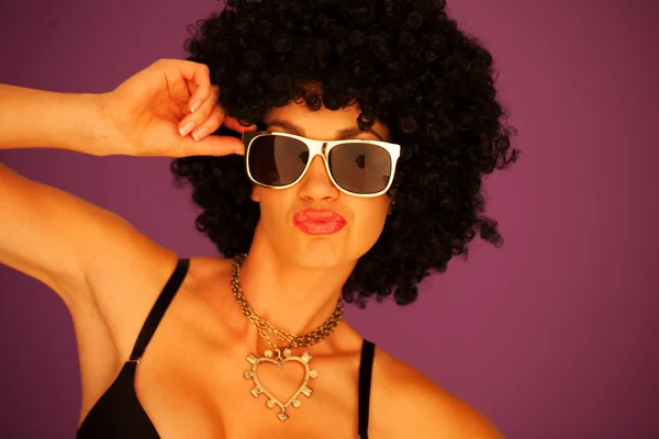 黒アフロの髪型とセクシーな女性 — ストック写真