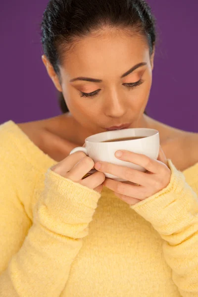 Frau trinkt eine Tasse Kaffee — Stockfoto