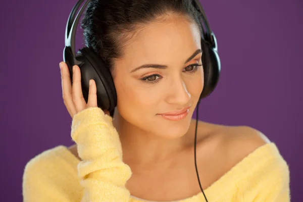 Beautiful woman listening to music — Stock Photo, Image