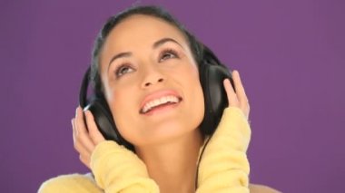 Güzel bir kadın müzik dinliyor.