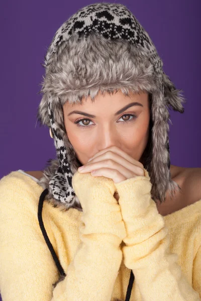 Mujer atractiva en sombrero de invierno peludo — Foto de Stock