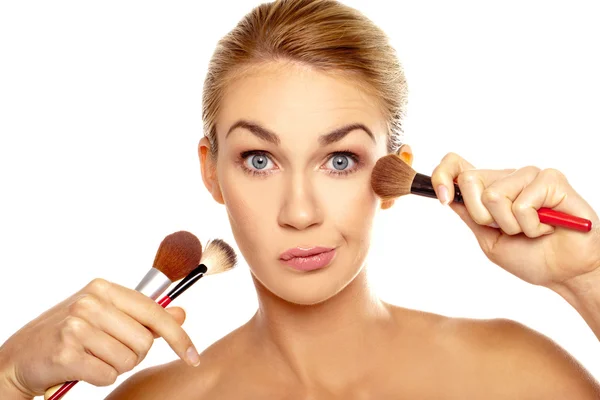 Imagen humorística de mujer con pinceles de maquillaje —  Fotos de Stock