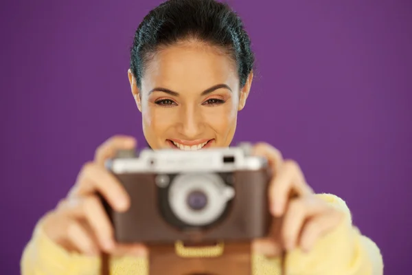 Mujer bonita tomando una fotografía — Foto de Stock