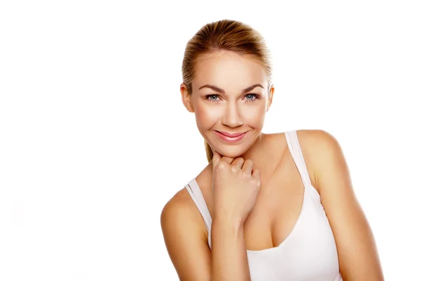 Hermosa mujer sonriente con expresión de ensueño — Foto de Stock