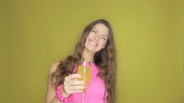 mutlu bir kadın onun elinde içki ile parti