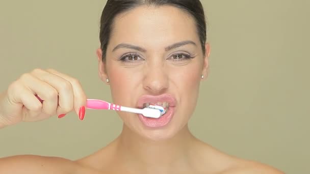 Mujer sonriente con cepillo de dientes — Vídeo de stock