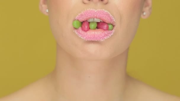 Woman with jelly beans in her mouth — Stock Video