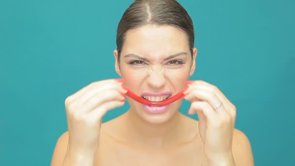 Mujer juguetona con sonrisa de gelatina roja — Vídeo de stock