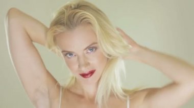 güzel sarışın kadın saçları ile oynama