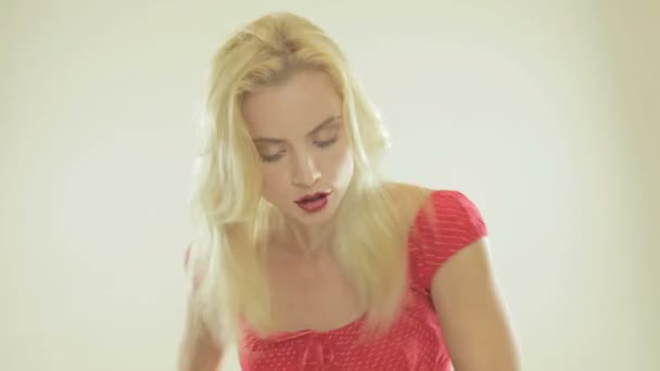 Schöne blonde Frau tanzt — Stockvideo