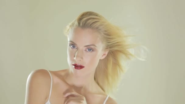 Femme blonde avec les cheveux soufflant dans le vent — Video