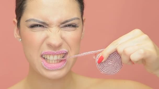 Hermosa mujer comiendo gelatina en espiral — Vídeo de stock